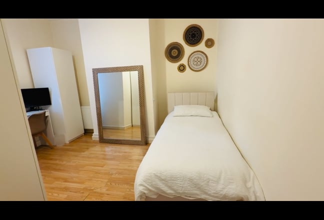 Large en suite for single female  Main Photo