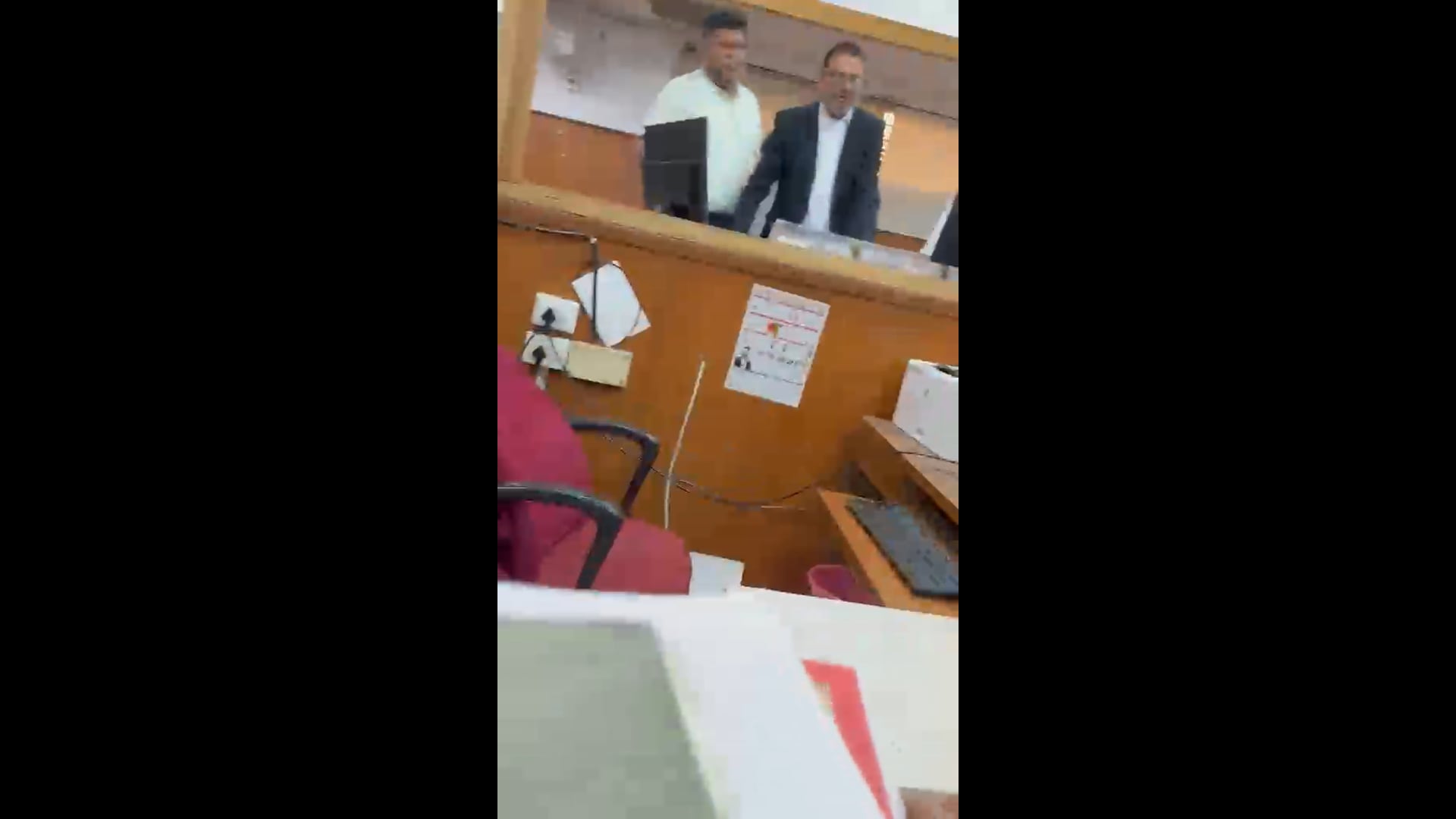 🆕️ दिल्ली ब्रेकिंग....
दिल्ली की रोहिणी अदालत में एक जज और वकील के बीच हुई बहसबाजी और चिल्लाने का वीडियो चर्चा का विषय बन गया है
बताया जा रहा है कि वीडियो रोहिणी में तैनात ADJ और बार एसोसिएशन के पदाधिकारी में हुई गर्मा-गर्मी का है