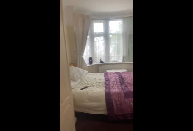 Lovely en- suite bedroom in a bungalow  Main Photo