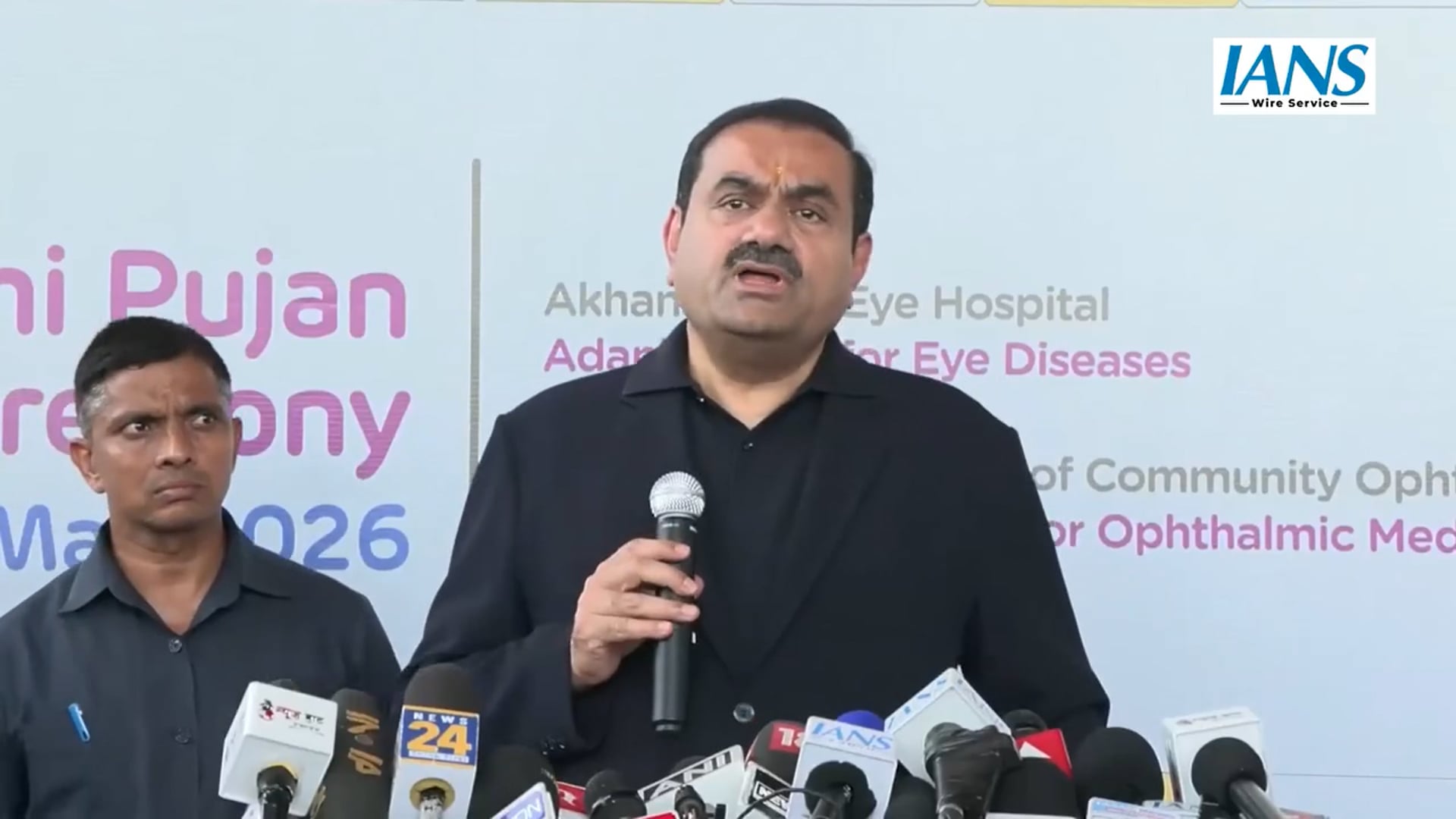 देश के जाने-माने उद्योगपति गौतम अडाणी आज सपरिवार बिहार दौरे पर थे। यह अच्छी बात है कि वे सपरिवार यहां आये थे। 