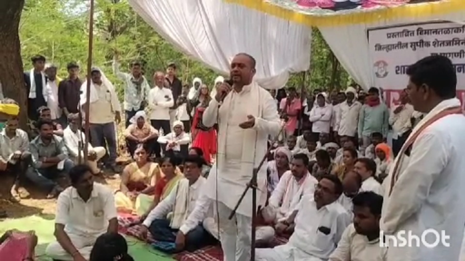 जिल्हाधिकारी कार्यालय परिसरात काँग्रेस जिल्हाध्यक्ष महेंद्र ब्राह्मणवाडे यांच्या नेतृत्वात आंदोलन