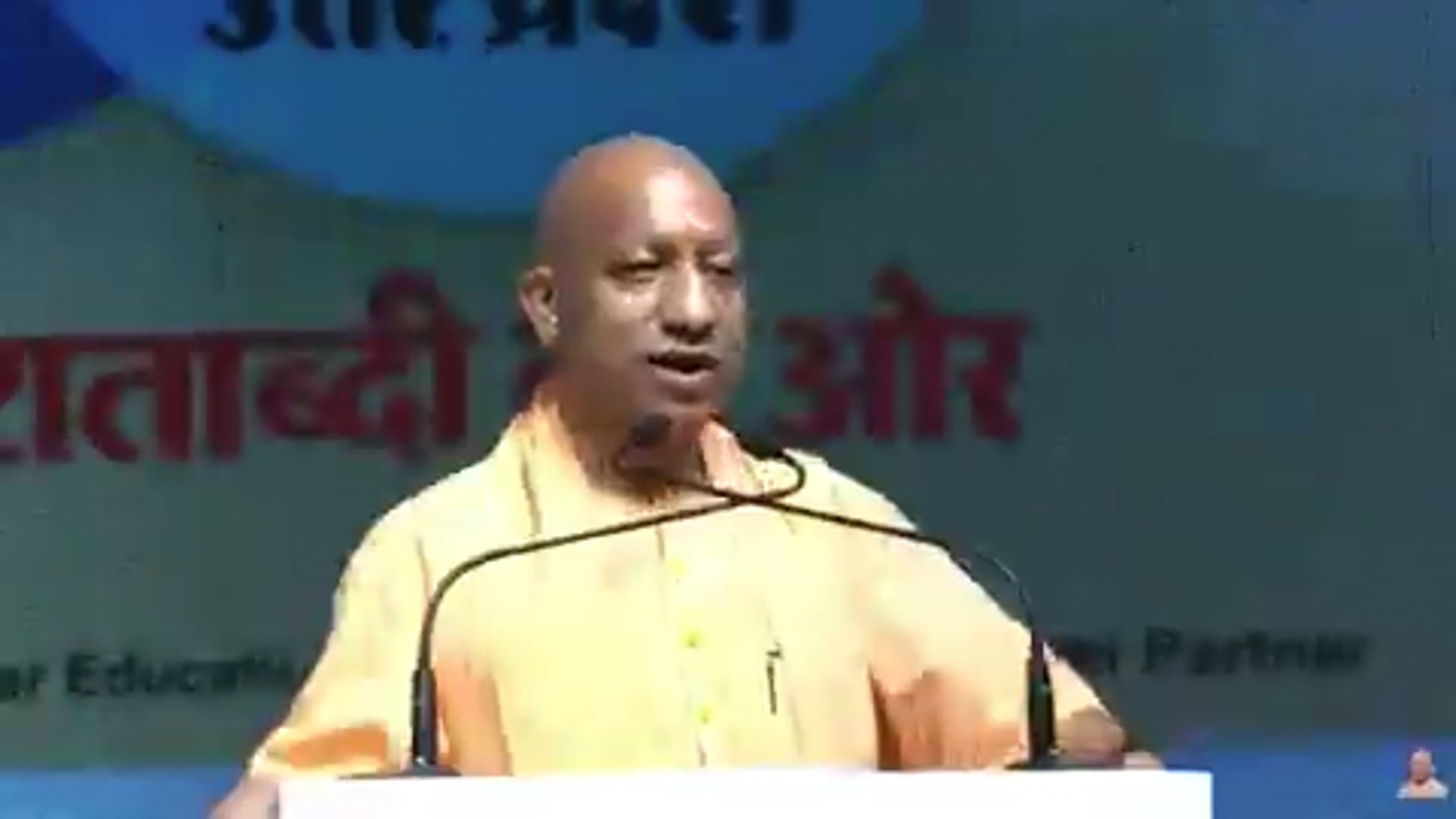 ▶️......नमाज शिफ्ट में पढ़िए सड़क पर नहीं.....
सड़के चलने के लिए है वहां कोई भी व्यक्ति आकर चौराहे पर तमाशा नहीं बना सकता। 
नमाज वहां पढ़िए जहां पढ़ने का जगह है, संख्या में ज्यादा हैं तो शिफ्ट में पढ़िए। 
संख्या ज्यादा है तो उसे नियंत्रित करें अगर नमाज पढ़ने के लिए जगह नहीं है तो क्यों संख्या बढ़ाई जा रही है? 
सड़के सभी के चलने के लिए है, उसे किसी को भी बाधित नहीं करने दिया जाएगा... प्यार से मानेंगे तो ठीक नहीं तो दूसरा तरीका भी है।
