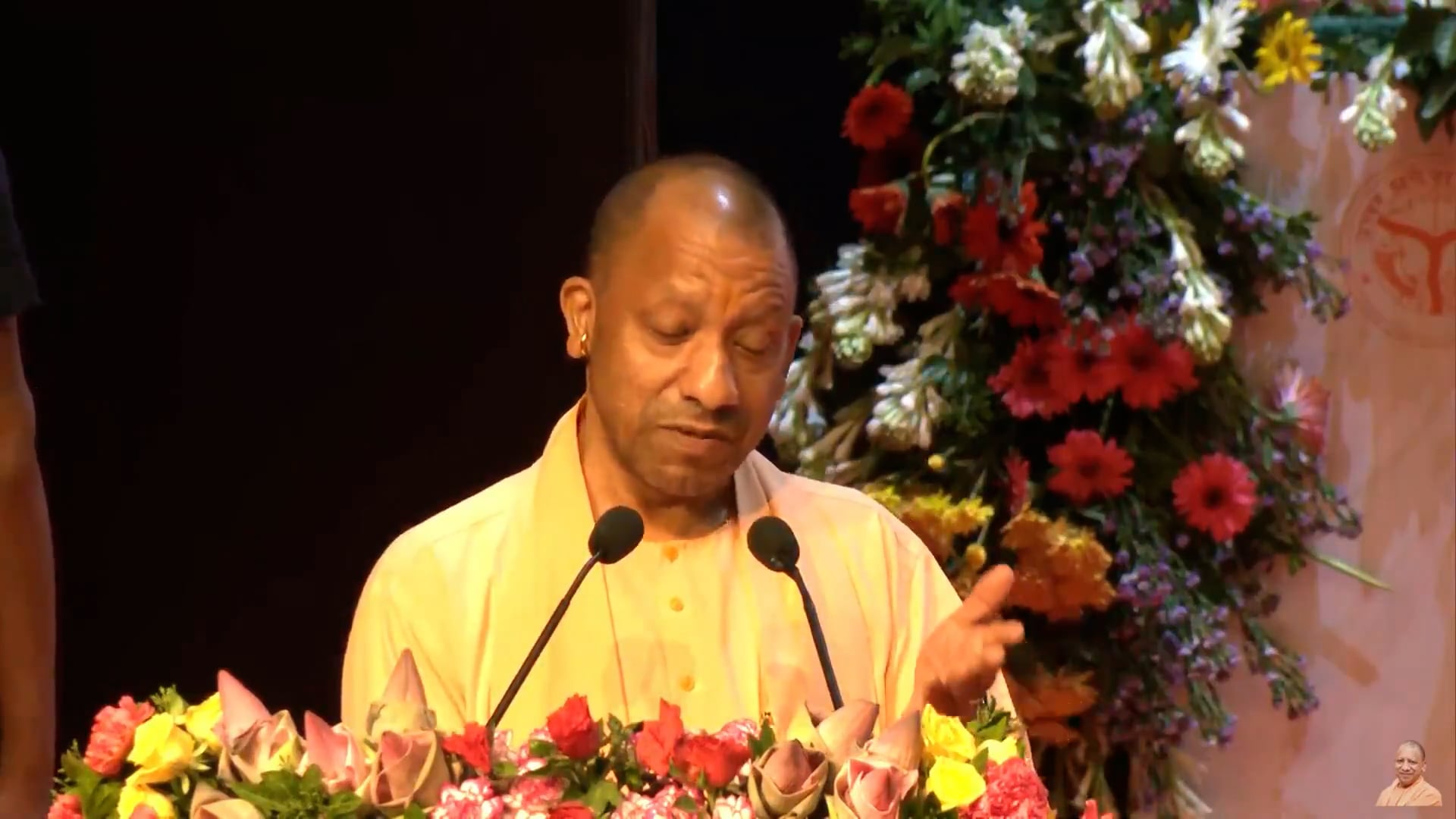▶️....लखनऊ...◀️
परिषदीय विद्यालयों में बच्चों द्वारा साफ सफाई श्रमदान करने को सीएम योगी ने सही ठहराया, उन्होंने कहा बेसिक शिक्षा विभाग ऐसे अध्यापकों के खिलाफ कार्रवाई नहीं उनका सम्मान करना चाहिए, सुनिए क्या कहा सीएम योगी ने