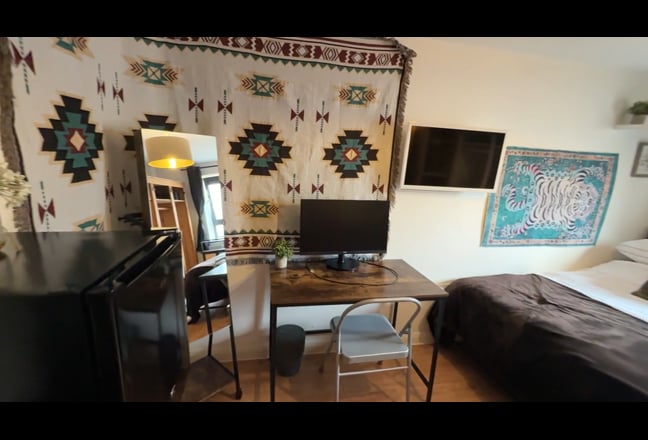 Bright Double Bedroom in Peaceful Home - Inc Bills Main Photo