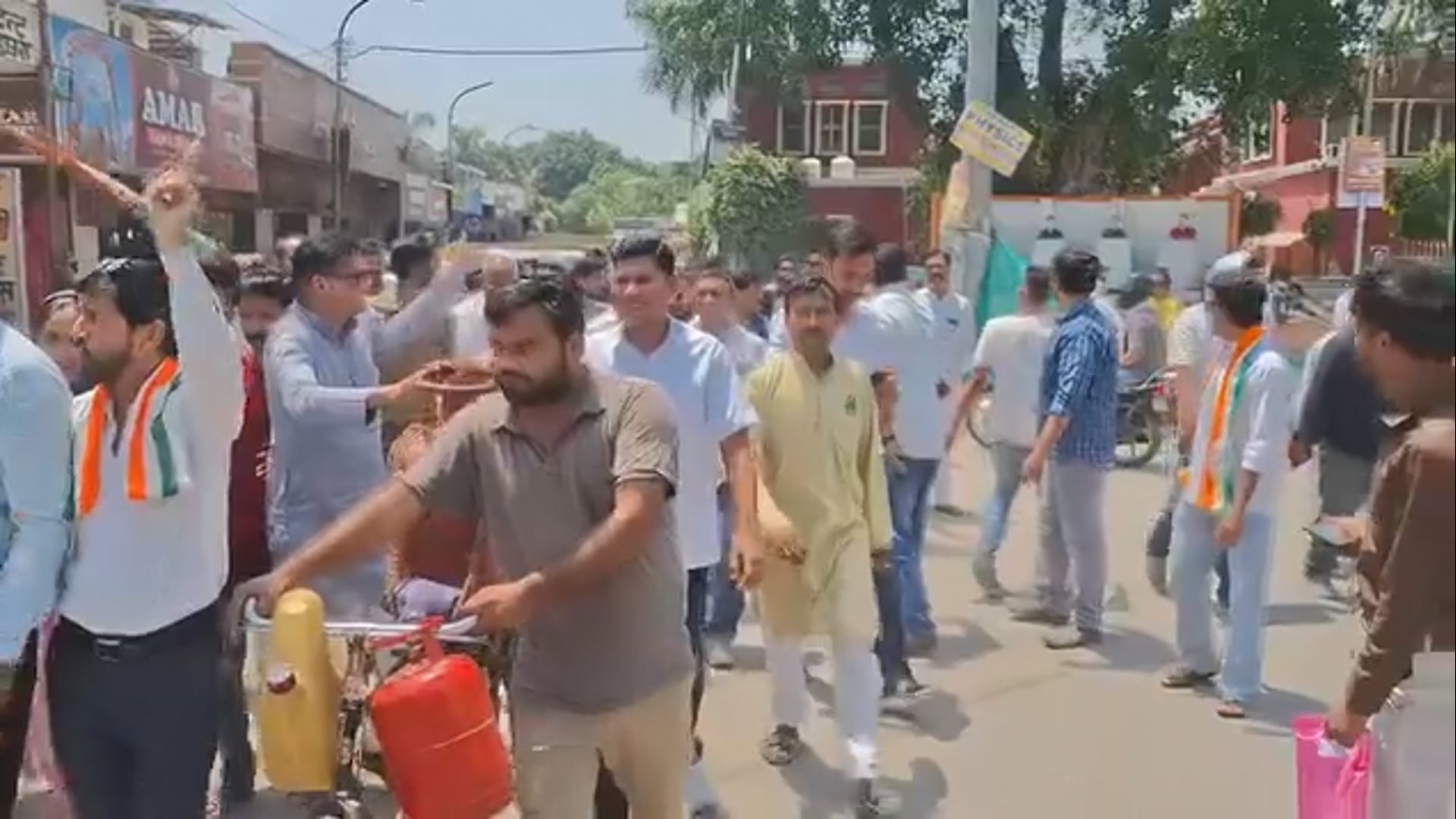 महंगाई के विरोध में कांग्रेस का प्रदर्शन, कलेक्ट्रेट घेराव

शाहजहांपुर में बढ़ती महंगाई के खिलाफ कांग्रेस कार्यकर्ताओं ने अनोखे अंदाज में विरोध प्रदर्शन किया। खाली गैस सिलेंडर और थाली बजाकर कांग्रेसियों ने कलेक्ट्रेट पहुंचकर सरकार के खिलाफ नारेबाजी की और आम जनता पर बढ़ते महंगाई के बोझ को लेकर नाराजगी जताई।