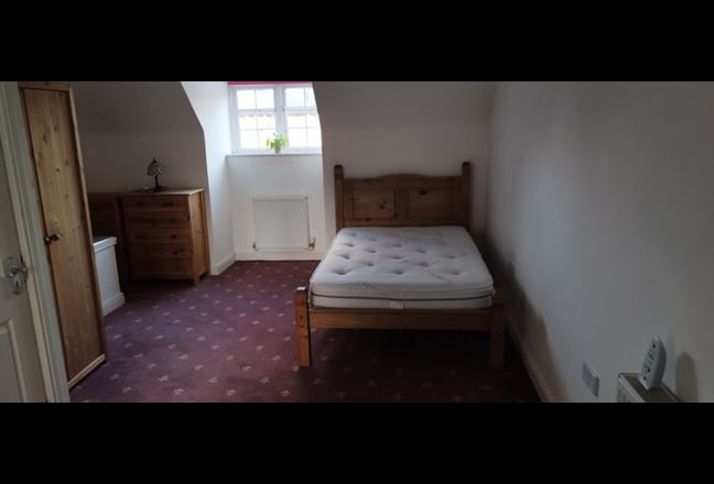 Extra-large en-suite master bedroom  available Main Photo