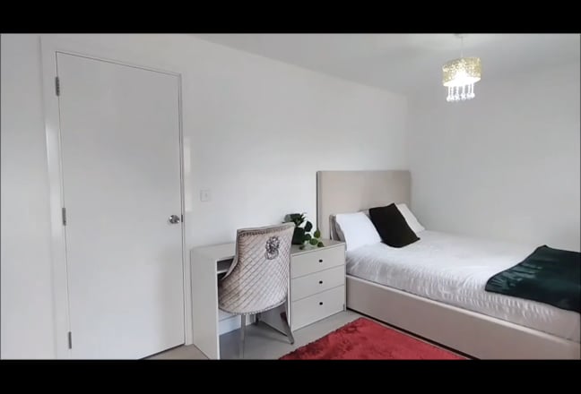 Beautiful room ensuite nearly! Bills included Main Photo