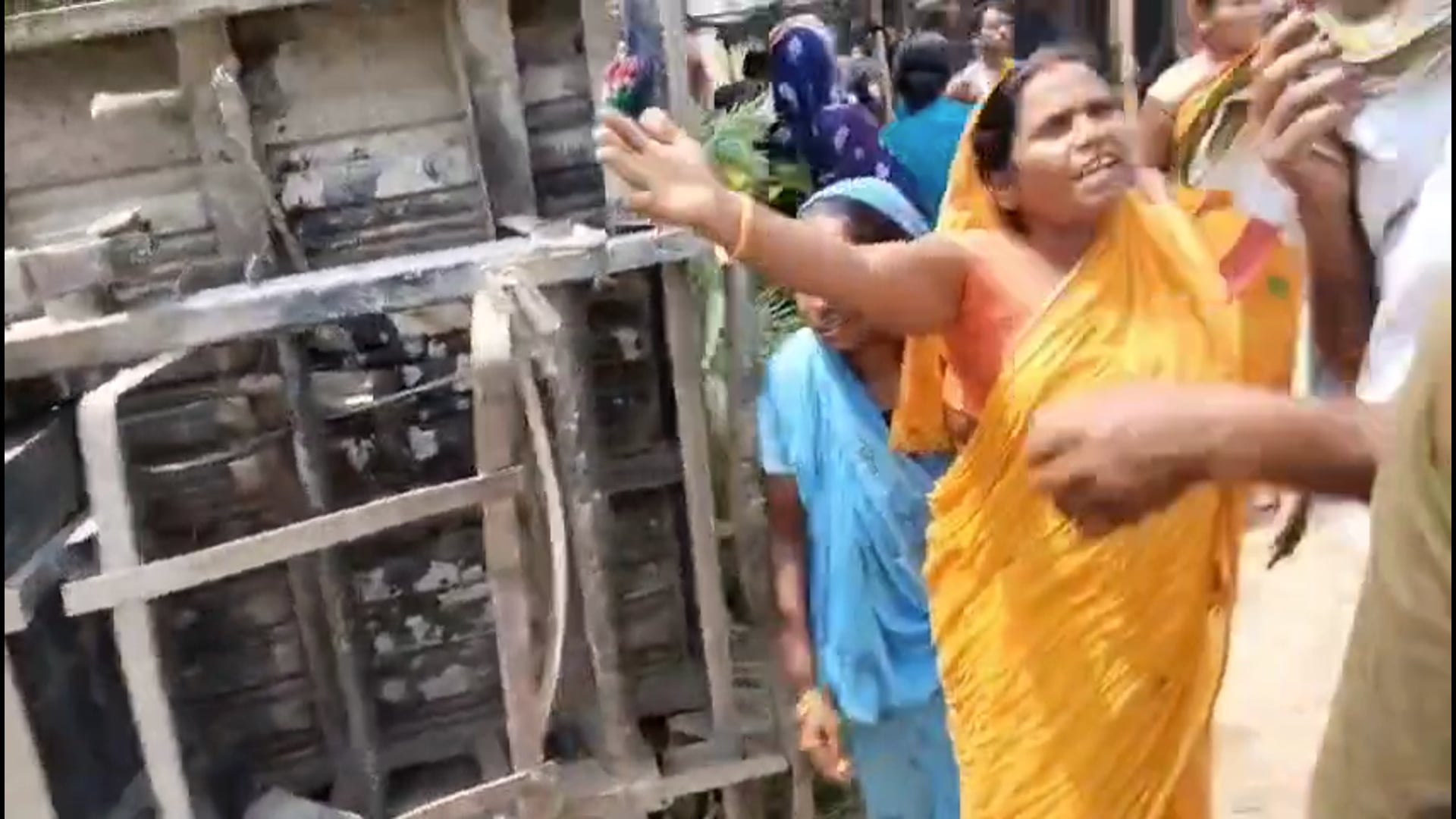 सड़क दुर्घटना में दो व्यक्ति की दर्दनाक मौत, तीसरा गंभीर रूप से घायल।
