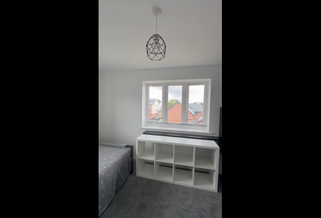 Lodger for a new double bed room on top floor Main Photo