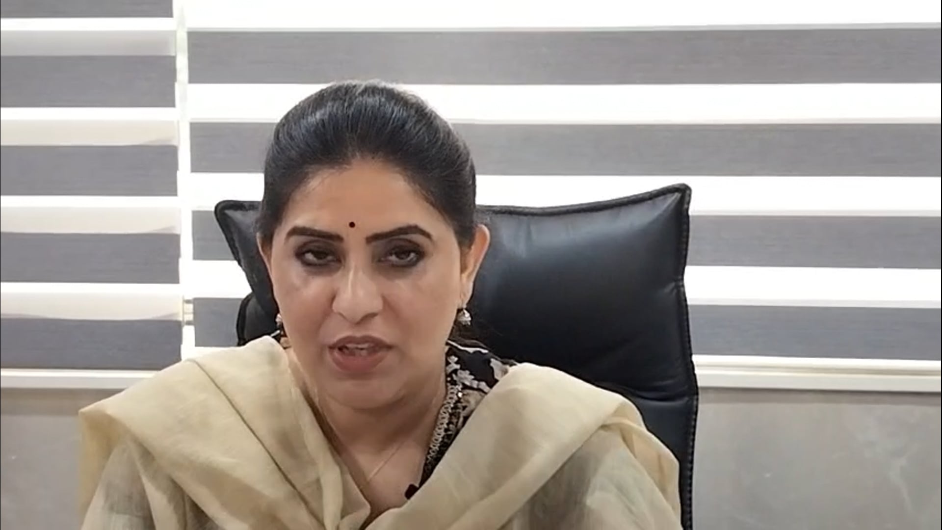 कॉलेज खेल प्रतियोगिता: प्रतिभागियों द्वारा बेईमानी का पर्दाफाश

शहर के एक प्रतिष्ठित कॉलेज में खेल प्रतियोगिता आयोजित हुई, जिसमें प्रतिभागियों ने उत्कृष्ट प्रदर्शन किया। लेकिन कुछ प्रतिभागियों ने बेईमानी से ट्रॉफी जीती। इस घटना का खुलासा खुद खिलाड़ियों ने किया, जिन्होंने जांच में कॉलेज प्रशासन का सहयोग दिया। अब कॉलेज सभी पक्षों की समीक्षा कर रहा है और निष्पक्षता सुनिश्चित करने के लिए कदम उठा रहा है।