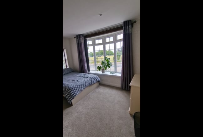 Beautiful En-Suite Room Overlooking Village Green Main Photo