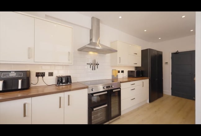 🌅 🚿BS4 Central - XL Deluxe Ensuite All Bills 🏡 Main Photo