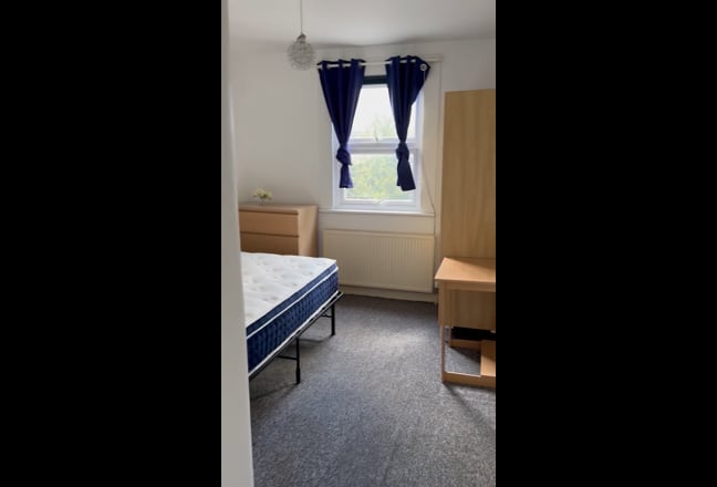 Bright first floor room with big en-suite bathroom Main Photo