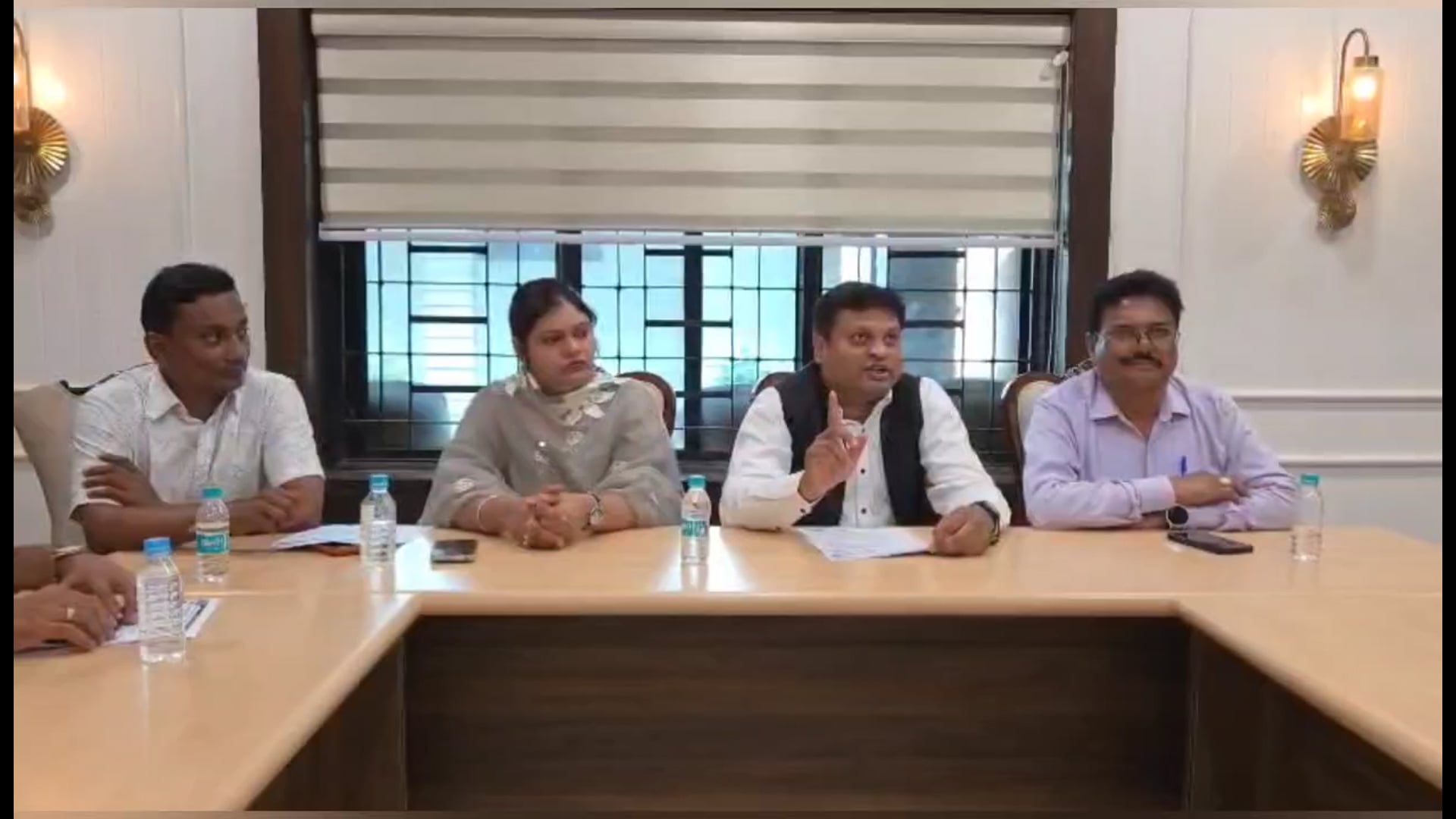 ऑनलाईन औषधी विक्री विरोधात औषधी विक्रेते जाणार २० मे रोजी संपावर सर्किट हाऊस मधील पत्रकार परिषदेत माहीती