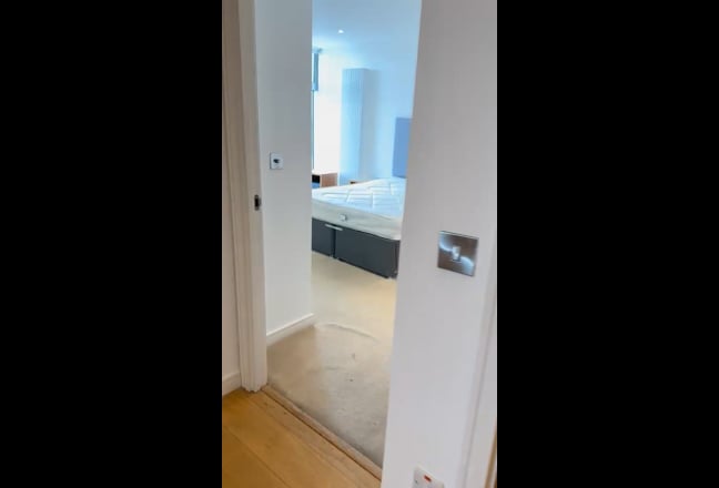 Modern Ensuite Room- 2 minutes to Ilford Station Main Photo