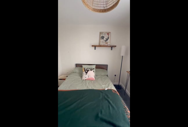 Double Room + Private Bathroom in Stylish 2-Bed Fl Main Photo