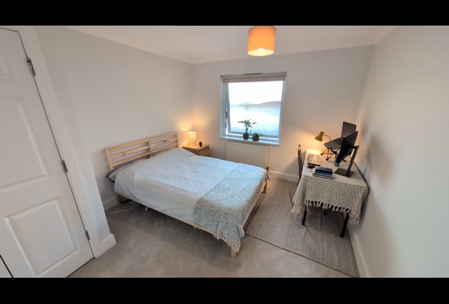Large ensuite with 1 flatmate two min from station Main Photo