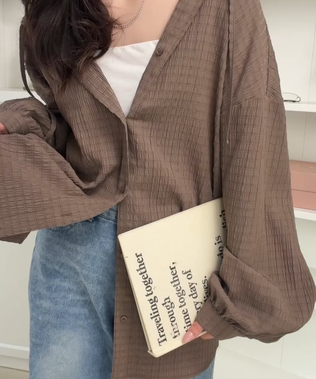 ぽわん袖とラウンド裾。ぽこぽこ素材が可愛い。ふくれシャーリング風