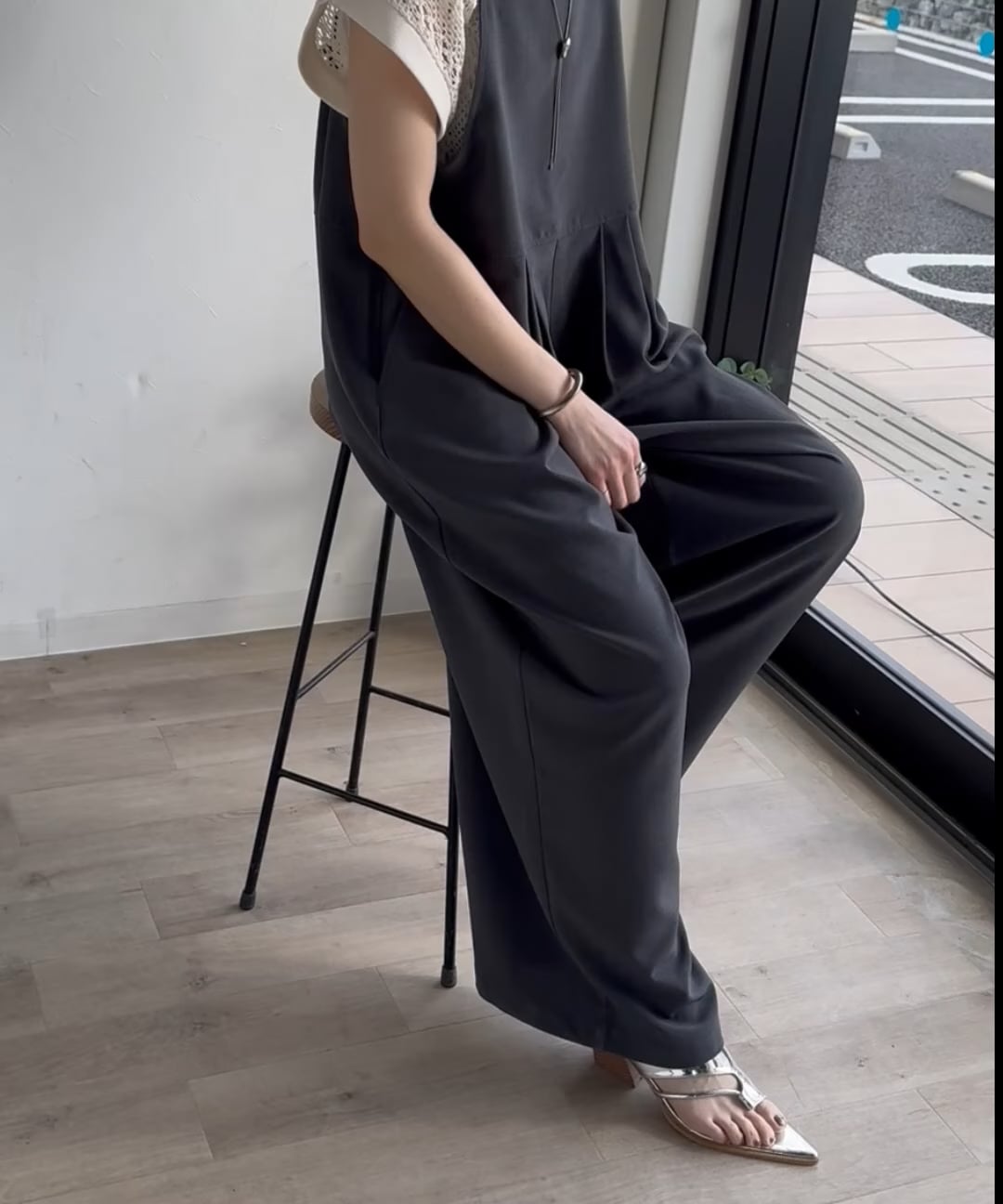 落ち感ワイドでつくる、大人の抜け感。バックリボンサロペットパンツ