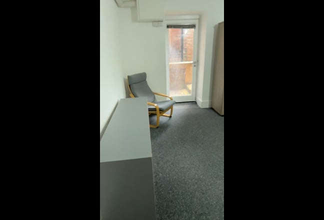 En suite Room available!!  Main Photo