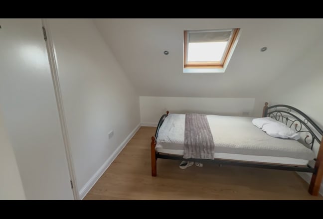 Spacious furnished double room available  Main Photo