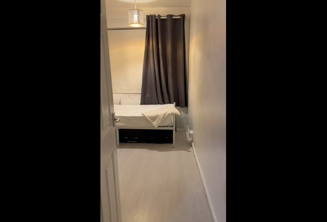 SW4 furnished single room, fridge + wardrobe Main Photo