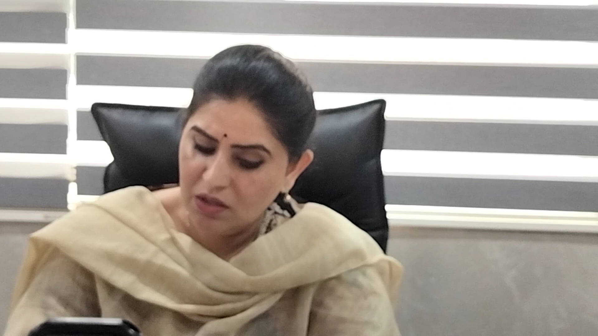 कॉलेज खेल प्रतियोगिता दोबारा होगी 21 मई 2026 को

कॉलेज में आयोजित खेल प्रतियोगिता में बेईमानी के आरोप लगने के बाद अब प्रतियोगिता दोबारा कराने का फैसला लिया गया है। खिलाड़ियों और प्रतिभागियों के विरोध के बाद कॉलेज प्रशासन ने निष्पक्ष खेल सुनिश्चित करने के लिए 21 मई 2026 को पुनः प्रतियोगिता आयोजित करने की घोषणा की है। छात्रों ने इस फैसले का स्वागत करते हुए पारदर्शिता और ईमानदारी की मांग की है।