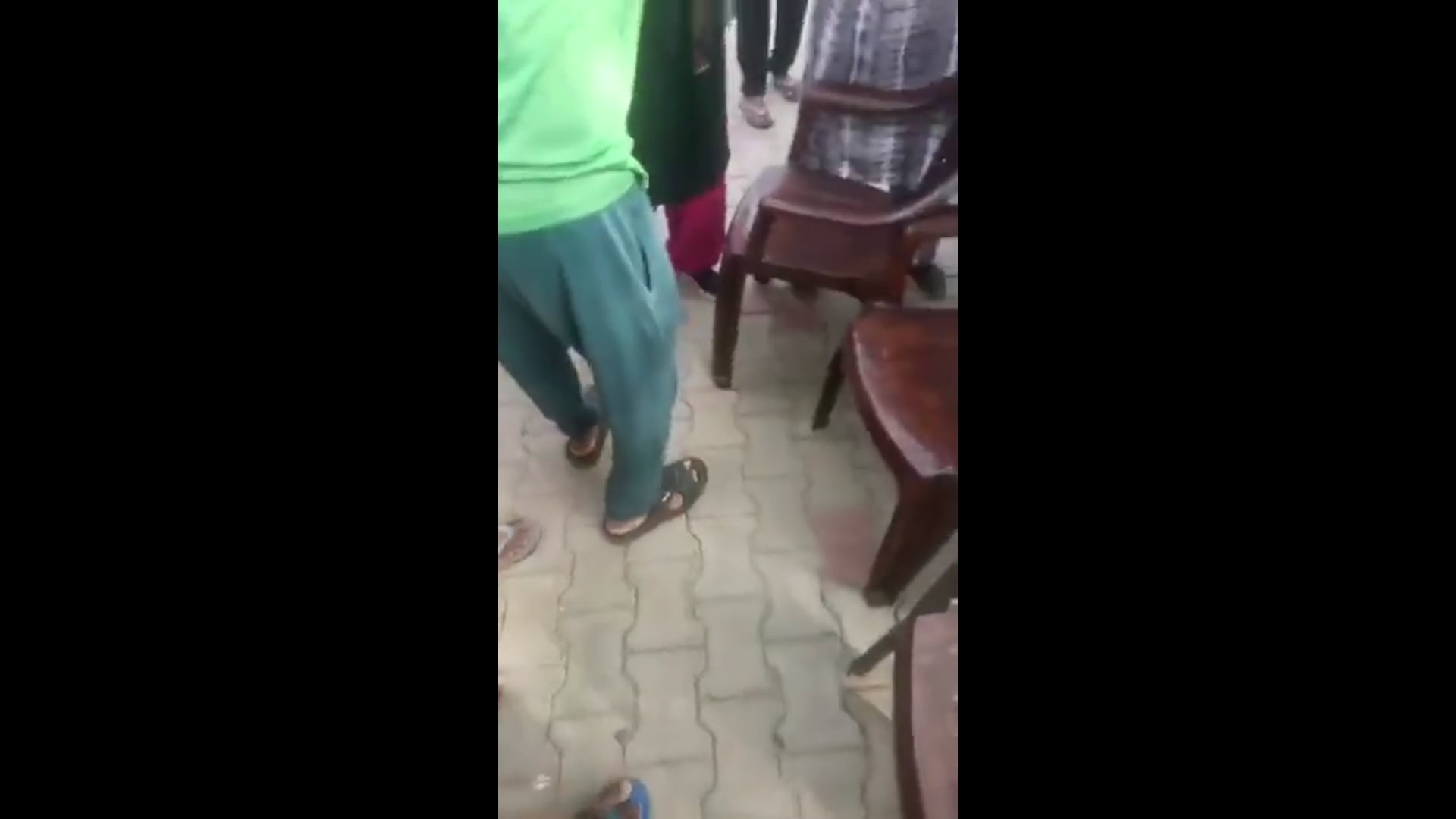 ▶️.....-छात्राओं से बैड टच और अश्लील हरकतों के आरोप में हेडमास्टर की पिटाई
-छात्राओं के परिजनों ने की हेडमास्टर मनोज चौधरी की जमकर की धुनाई
-हेडमास्टर की पिटाई का वीडियो सोशल मीडिया पर वायरल
-आरोपी हेड मास्टर शिक्षक संघ का ब्लॉक अध्यक्ष भी है
-गुस्साए परिजनों ने जहांगीराबाद कोतवाली में दी तहरीर 
-पिटाई और शिकायत के बाद आरोपी हेडमास्टर फरार 
-पिछले डेढ़ साल से छात्राओं से कर रहा था अश्लील हरकतें
-दूसरे स्कूल में प्रवेश लेने के बाद 10 छात्राओं ने दी थी परिजनों को जानकारी
-जहांगीराबाद के शेखपुर रोरा प्राथमिक स्कूल का पूरा मामला.       part 1
