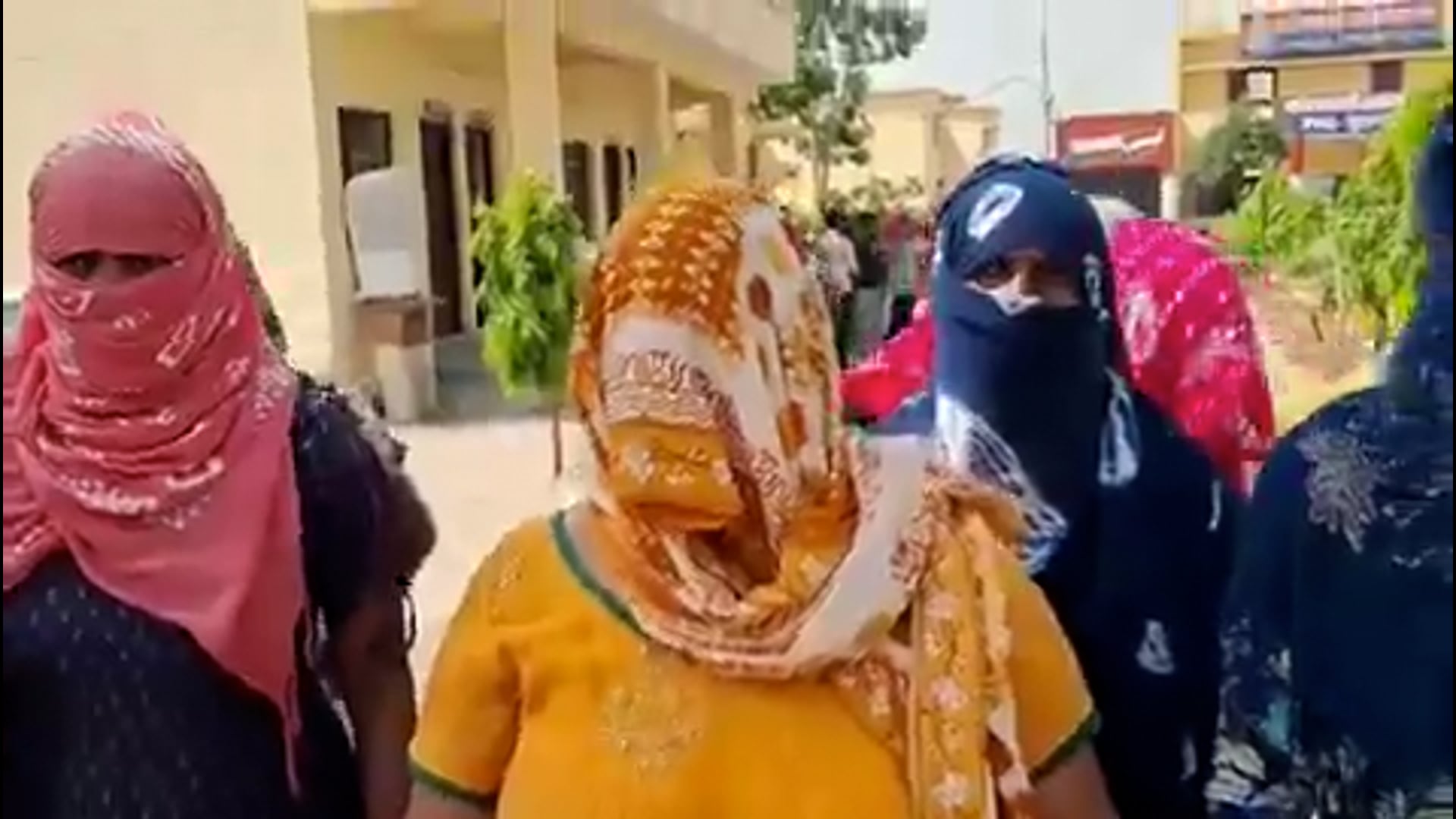 ▶️....छात्राओं से बैड टच और अश्लील हरकतों के आरोप में हेडमास्टर की पिटाई
-छात्राओं के परिजनों ने की हेडमास्टर मनोज चौधरी की जमकर की धुनाई
-हेडमास्टर की पिटाई का वीडियो सोशल मीडिया पर वायरल
-आरोपी हेड मास्टर शिक्षक संघ का ब्लॉक अध्यक्ष भी है
-गुस्साए परिजनों ने जहांगीराबाद कोतवाली में दी तहरीर 
-पिटाई और शिकायत के बाद आरोपी हेडमास्टर फरार 
-पिछले डेढ़ साल से छात्राओं से कर रहा था अश्लील हरकतें
-दूसरे स्कूल में प्रवेश लेने के बाद 10 छात्राओं ने दी थी परिजनों को जानकारी
-जहांगीराबाद के शेखपुर रोरा प्राथमिक स्कूल का पूरा मामला.      part 2