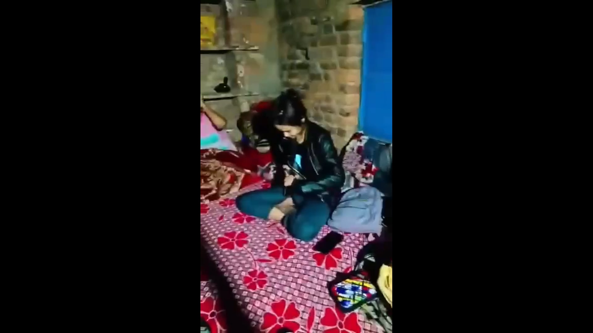 झांसी में ऑर्केस्ट्र गर्ल द्वारा अवैध देसी कट्टा लहराने का वीडियो बनाया।
