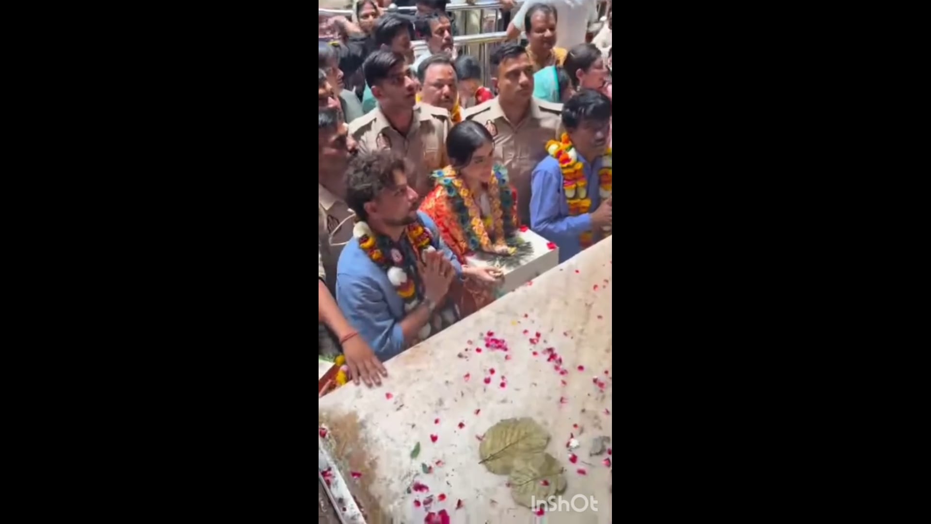 भारतीय क्रिकेटर कुलदीप यादव ने किये श्री बांके बिहारी जी के दर्शन