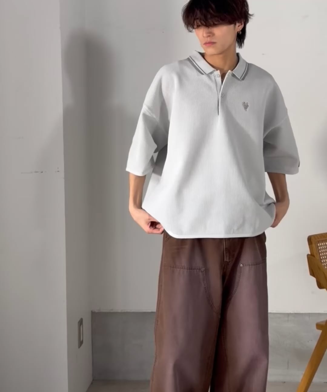 JaVaジャバコラボ》ワンポイント刺繍入り 襟ライン配色 サマーニット