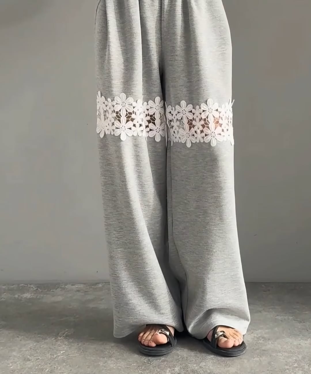 mily bilet】華やかデザイン。花柄レース 切り替えスウェットパンツ