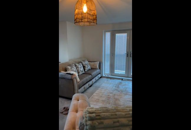Double bedroom in quiet area Main Photo