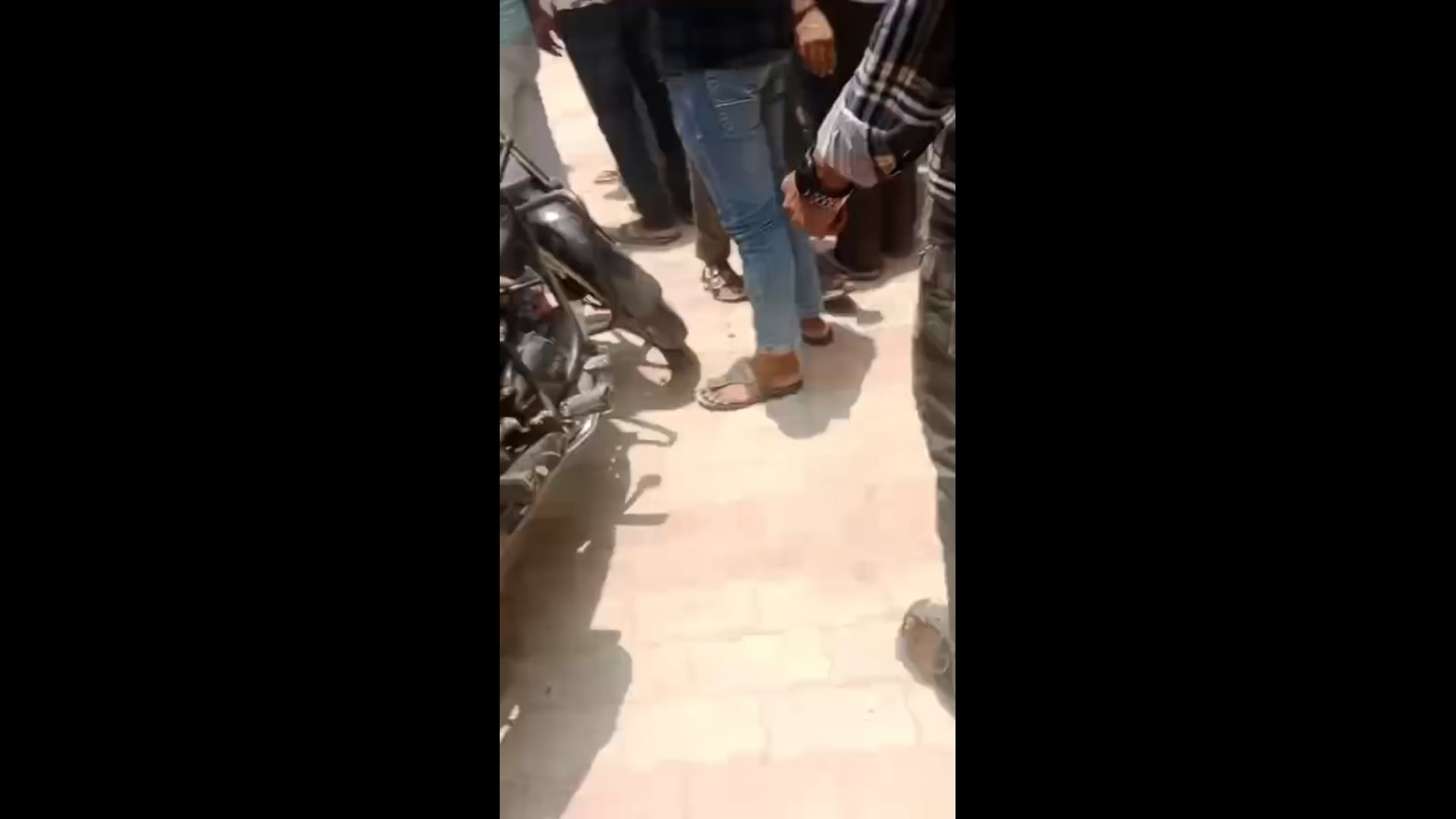 हीरागंज बाजार में रखी जल निगम की पाइप में लगी भीषण आग मचा हड़कंप#latest_news 