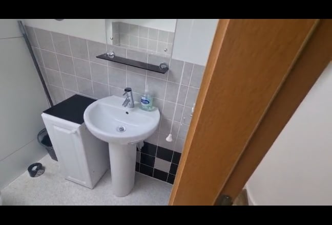 Double room in friendly flat in Raynes Park/Morden Main Photo