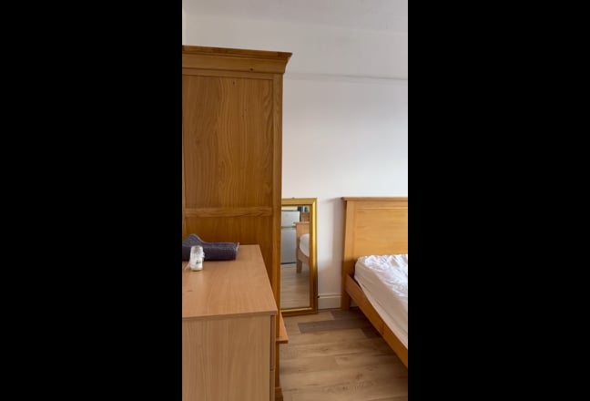 Large Double En-suite Room in Harrow Main Photo