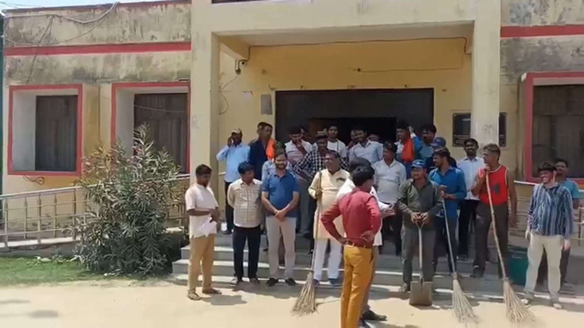 वायरल वीडियो के बाद भाजपा नामित पार्षद पर मुकदमा दर्ज

शाहजहांपुर में सोशल मीडिया पर वायरल वीडियो के बाद नगर निगम के शासन द्वारा नामित भाजपा पार्षद के खिलाफ निगोही थाने में मुकदमा दर्ज किया गया है। वीडियो में पार्षद एक गोली से तीन लोगों को मारने का दावा करते दिखाई दे रहे हैं। मामले को गंभीरता से लेते हुए निगोही नगर पंचायत चेयरमैन की तहरीर पर कुल 9 लोगों के खिलाफ केस दर्ज कर पुलिस ने जांच शुरू कर दी है। साथ ही वायरल वीडियो की सत्यता भी परखी जा रही है।