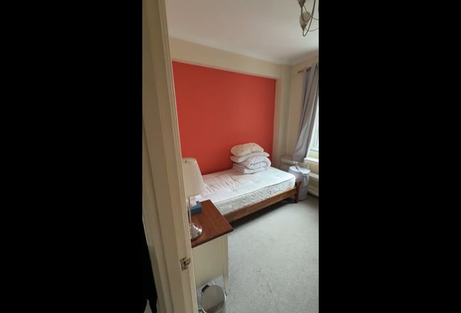 Bright Furnished Room Available in Hammersmith – G Main Photo