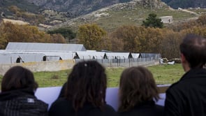 Concentración frente a una granja de visones.