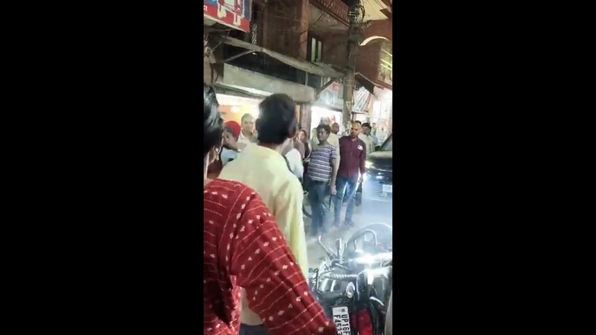 ▶️.....नोएडा की सड़क पर रात में लाइव “रोड रेज रियलिटी शो” देखने को मिला