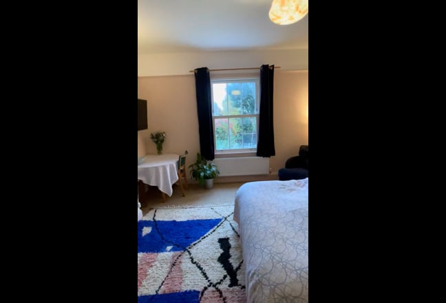 Spacious Room, Great Transport Links Main Photo