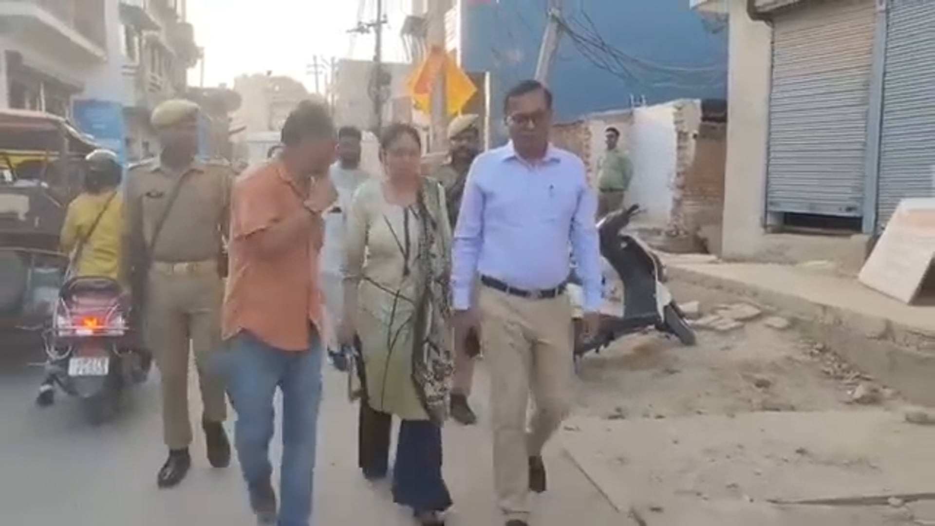 शाहजहांपुर: जिलाधिकारी धर्मेंद्र प्रताप सिंह ने नगर आयुक्त सौम्या गुरु रानी के साथ लोहार वाले चौराहे पर पहुंचकर नाली व्यवस्था का निरीक्षण किया। निरीक्षण के दौरान अधिकारियों ने जल निकासी की स्थिति का जायजा लिया और संबंधित कर्मचारियों को साफ-सफाई एवं नालियों की नियमित देखरेख के निर्देश दिए। क्षेत्र में जलभराव की समस्या के समाधान को लेकर भी आवश्यक दिशा-निर्देश जारी किए