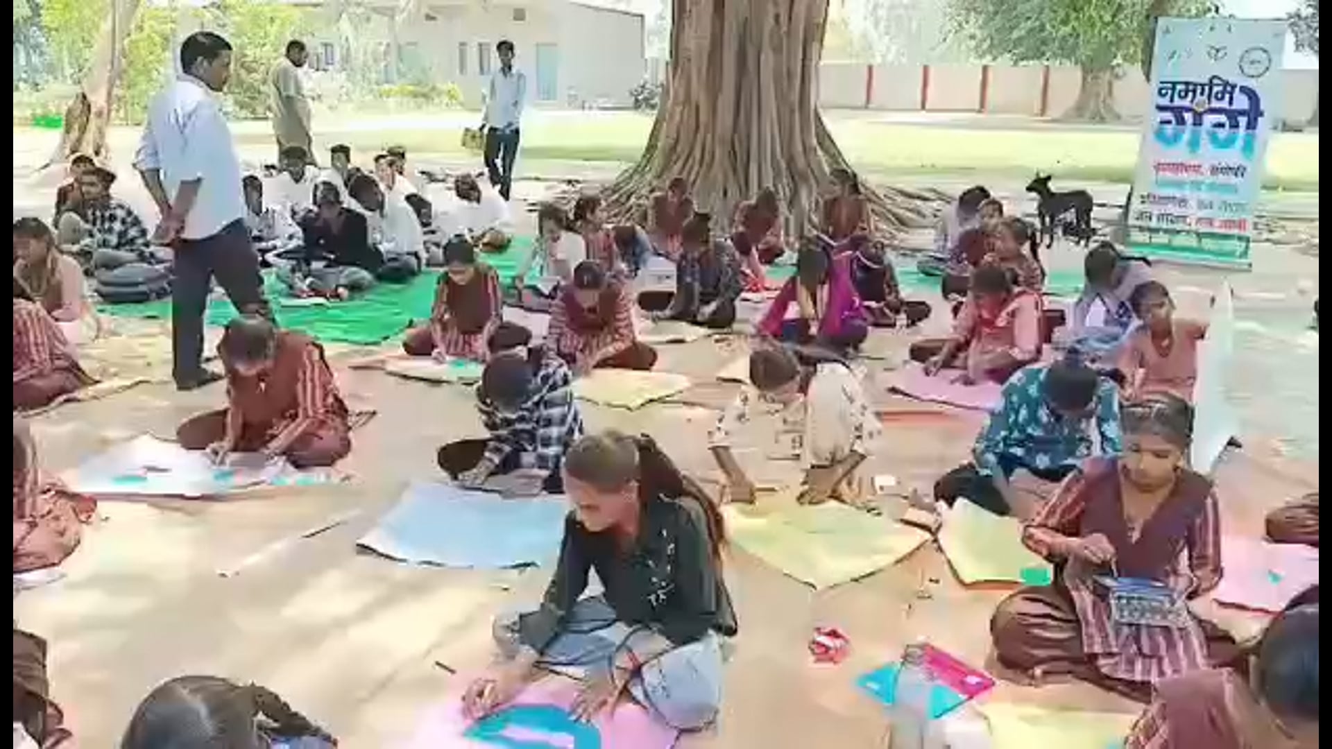 ‘जल है तो कल है’ के नारों के बीच बंडा के ग्राम देवकली में जल चौपाल आयोजित हुई। जिला गंगा समिति शाहजहाँपुर के बैनर तले हुए कार्यक्रम में भैंसी नदी संरक्षण और जल बचाओ अभियान पर जागरूकता फैलाई गई। चित्रकला व प्रश्नोत्तरी प्रतियोगिताओं में विद्यार्थियों ने बढ़-चढ़कर हिस्सा लिया। अंत में छात्र-छात्राओं ने जागरूकता रैली निकालकर जल संरक्षण का संदेश दिया।
