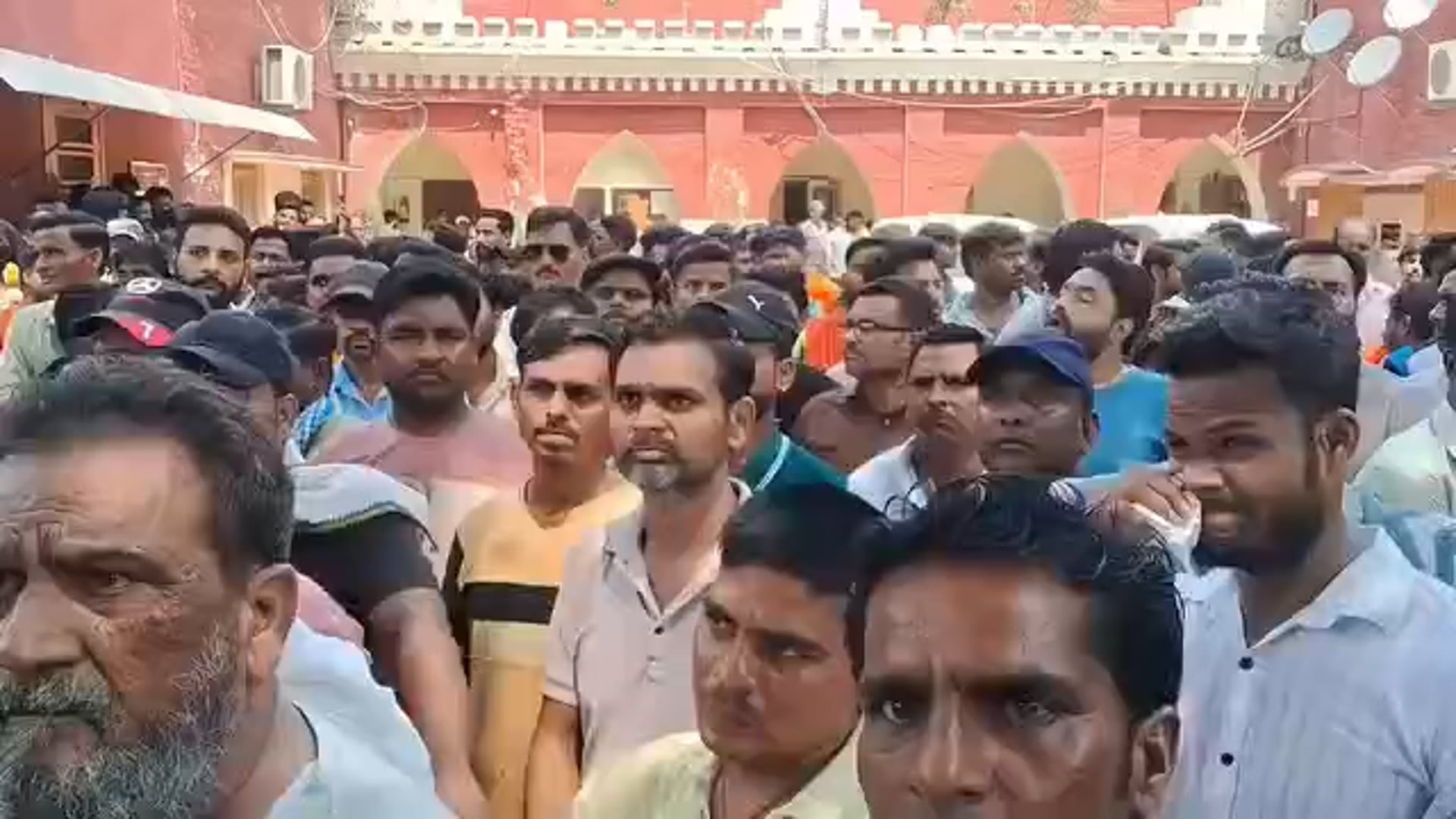शाहजहांपुर नगर निगम कार्यालय पर सफाई कर्मचारियों ने धरना प्रदर्शन किया जिसमें प्रदीप वाल्मीकि ने अर्चना वर्मा से बात की तब कहीं जाकर सफाई कर्मचारी माने सफाई कर्मचारियों ने हड़ताल