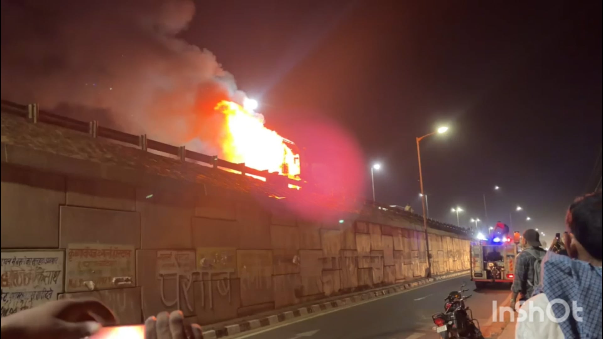 मथुरा से दिल्ली की तरफ जा रहे टैंकर में , आजई फ्लइओवर पर लगी भीषण आग