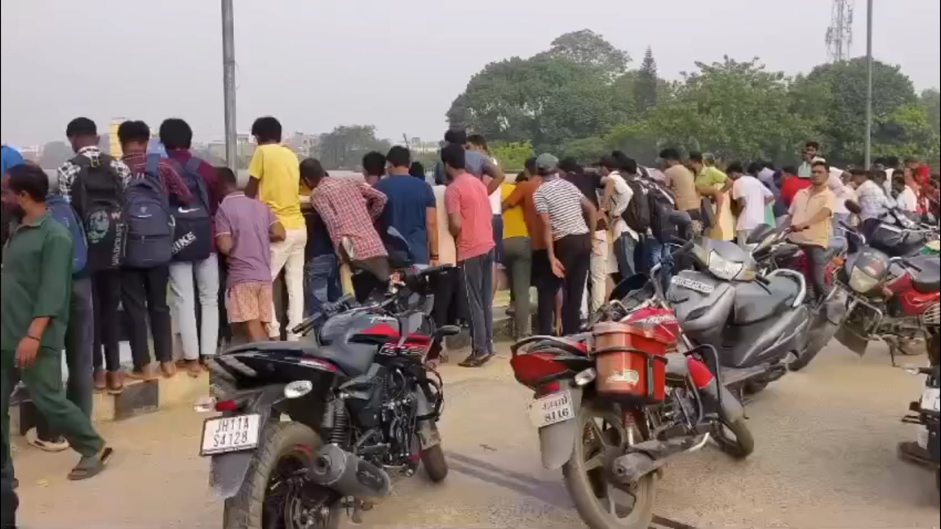 गिरिडीह के पुराने पुल के नीचे छात्रा का शव मिलने से सनसनी |