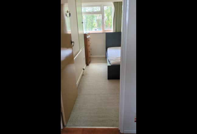 Single room-Crawley-Flexible- training/seasonal Main Photo