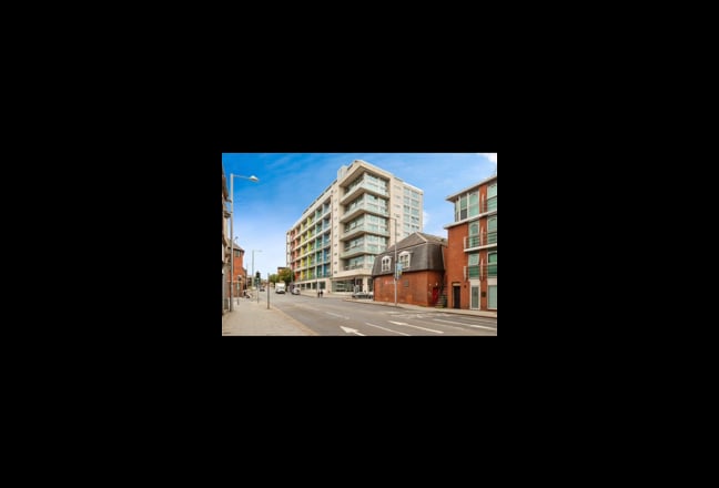 Beautiful En-suite Room in City Center Apartment  Main Photo