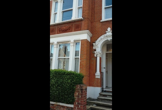 Large Double Bedroom in quiet road Main Photo